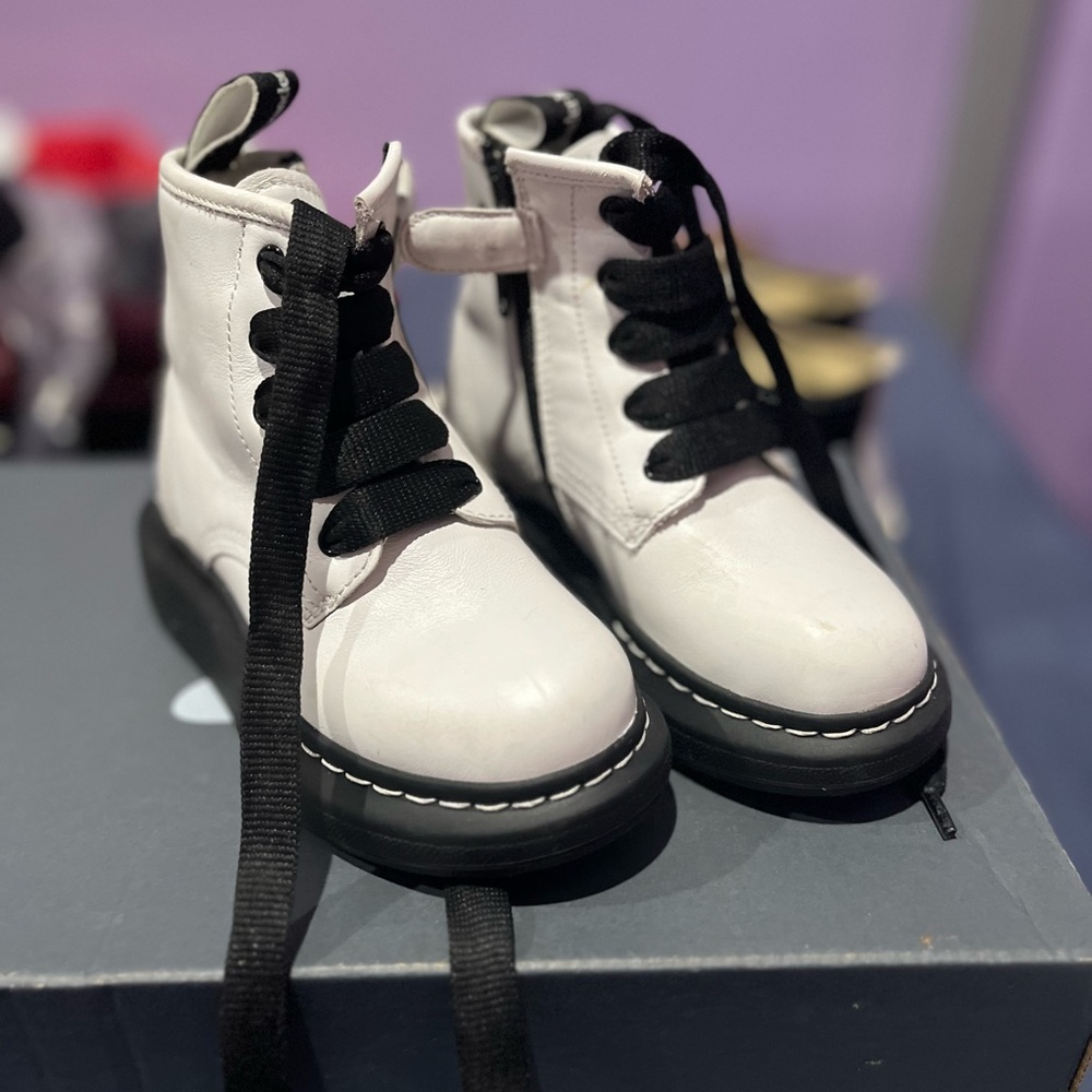 Alexander mc queen kid shoes size 26Eu which is size 10c or 9c Half the price .